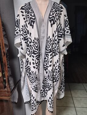 Black & White Printed Kimono Cape - Timeless Open-Front Throw
